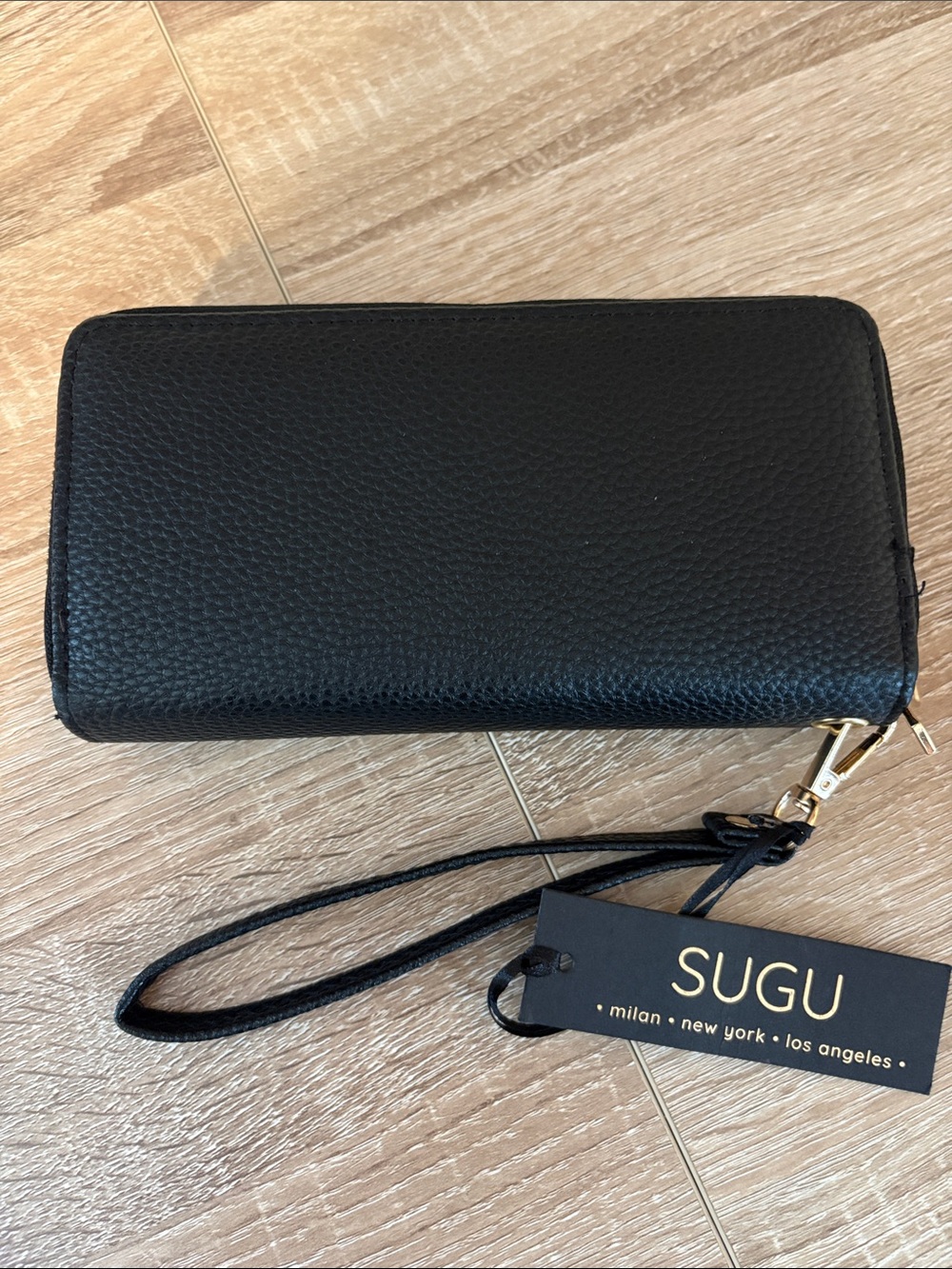 Sugu textured wristlet wallet features a double secure zipper closure NWT